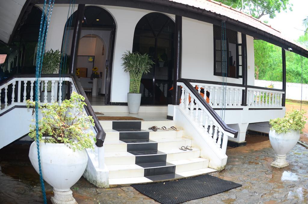Jayasinghe Holiday Resort Катарагама Екстер'єр фото